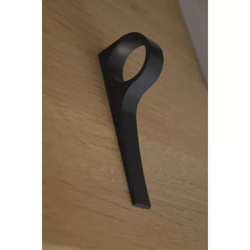 Matt fekete, egyedi kialakítású bútorfogantyú, 32 mm furattáv