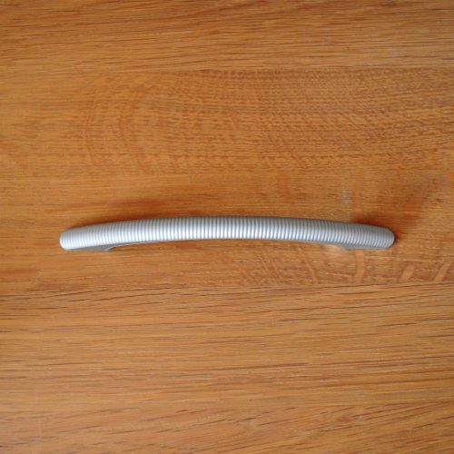 Műanyag, matt króm színű bútorfogantyú, 96 mm furattávval