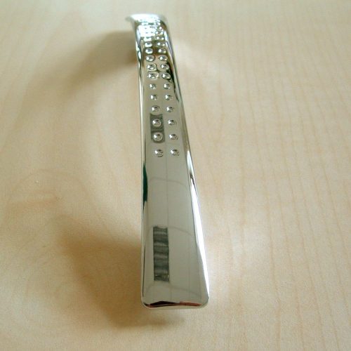 Fém bútorfogantyú, fényes króm színű, 128 mm furattávval