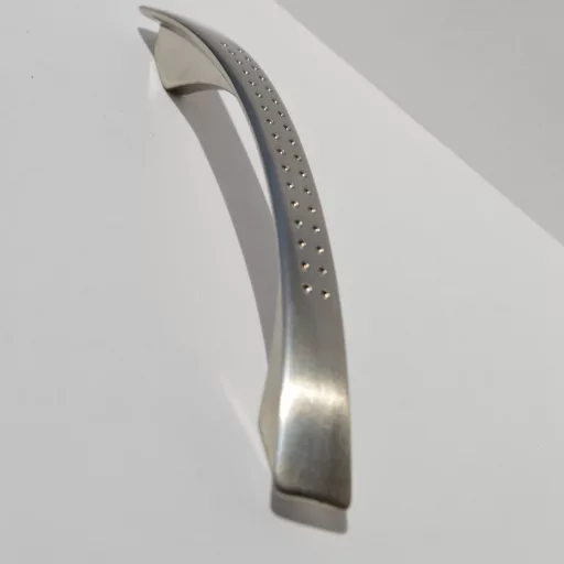Seidennickelfarbiger Möbelgriff aus Metall