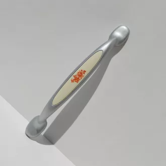   Metall-Kunststoff-Möbelgriff in Chrom matt mit floralem Muster, Bohrung 96 mm