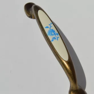   Fém-műanyag bútorfogantyú, bronz színű, kék virág mintával, 96 mm furattávval