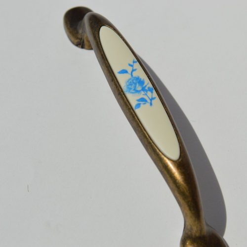 Metall-Kunststoff-Möbelgriff, Bronze - blaues Blumenmuster, Bohrung 96 mm