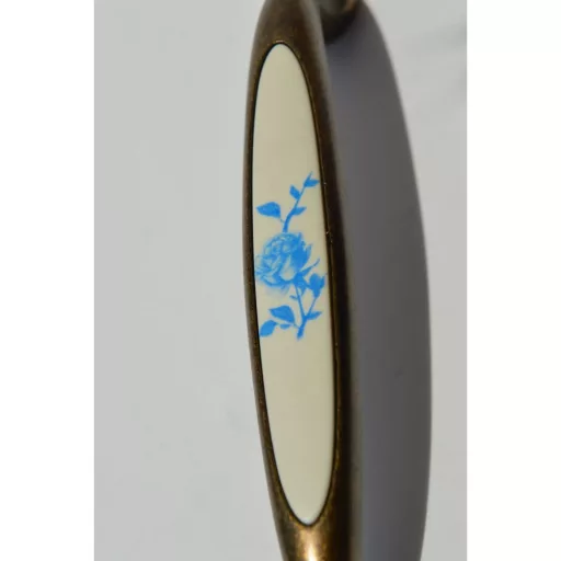 Fém-műanyag bútorfogantyú, bronz színű, kék virág mintával, 96 mm furattávval