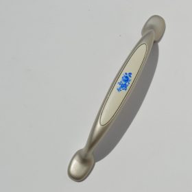   Fém-műanyag bútorfogantyú, pezsgő színű, kék virág mintával, 96 mm furattávval