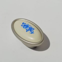  Fém-műanyag bútorfogantyú, pezsgő színű, kék virág mintával, 16 mm furattávval