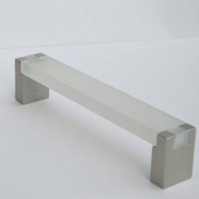   Fém-műanyag bútorfogantyú, fehér - pezsgő színű, 128 mm furattávval