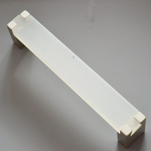 Fém-műanyag bútorfogantyú, fehér - pezsgő színű, 128 mm furattávval