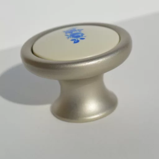 Metall-Kunststoff-Möbelknopf in Champagnerfarbe mit blauem Blumenmuster