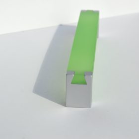   Fém-műanyag bútorfogantyú, zöld akril - matt króm végekkel, 160 mm furattávval