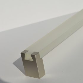  Fém-műanyag bútorfogantyú, fehér akril és pezsgő fém végekkel, 160 mm furattávval