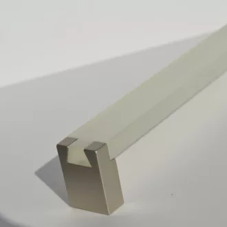   Metall-Kunststoff-Möbelgriff mit weißem Acryl und champagnerfarbenen Metallenden, Bohrungsgröße 160 mm