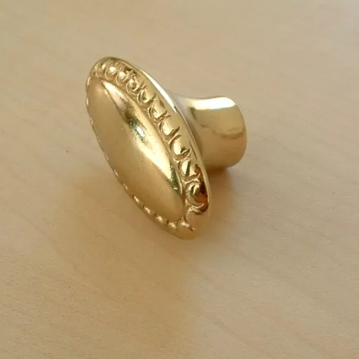 Klassischer Möbelgriff, goldfarbener Möbelknopf aus Metall