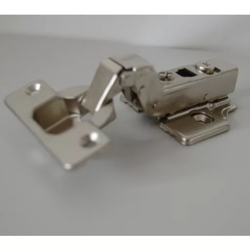 Finoman záródó klippes, 3D kivetőpánt, közézáródó típusú