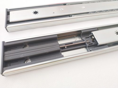 Teljes kihúzású, 45/600 mm, finoman záródó golyós fiókcsúszó rendszer