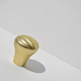 Möbelknopf aus Metall in mattem Gold