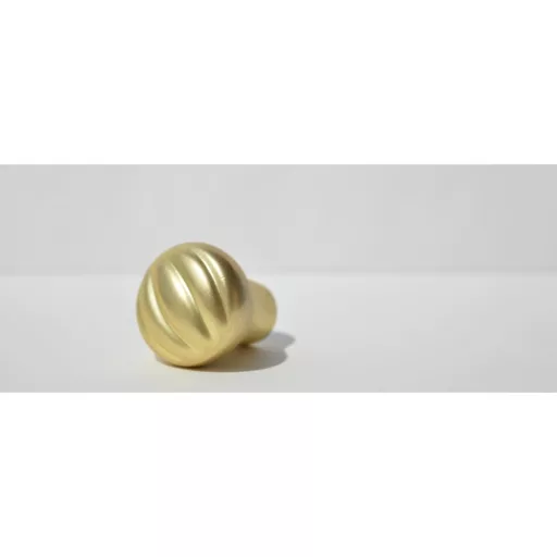 Möbelknopf aus Metall in mattem Gold