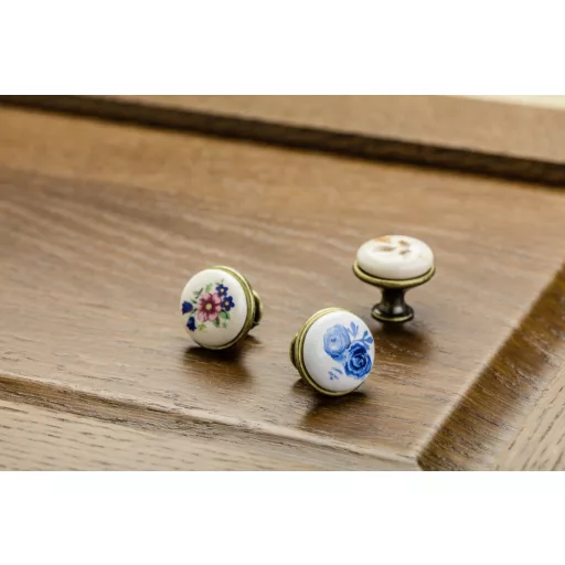 Fém-porcelán bútorgomb, bronz talp - kék virág motívummal 