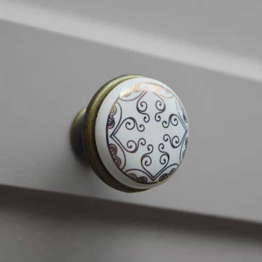 Fém-porcelán bútorgomb, bronz talp - arany színű motívummal 