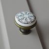 Möbelknauf aus Metall-Porzellan, Sockel aus Bronze - mit Goldmotiv  