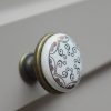 Möbelknauf aus Metall-Porzellan, Sockel aus Bronze - mit Goldmotiv  