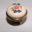 Porzellan-Möbelknopf, weiß - Bronzeende mit Blumenmotiv 