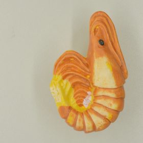 Műanyag bútorgomb, garnéla figurás