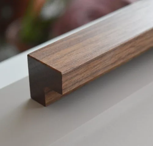 Walnuss Massivholz Möbelgriff mit BA 64 - 96 - 128 mm, lackierte Oberfläche