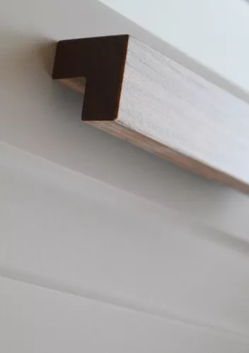 Möbelgriffe aus Massivholz, Nussbaum lackiert, mit 128 -160 mm Bohrungsabstand