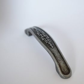   Fém bútorfogantyú, antik fekete színű, 96 mm furattávval