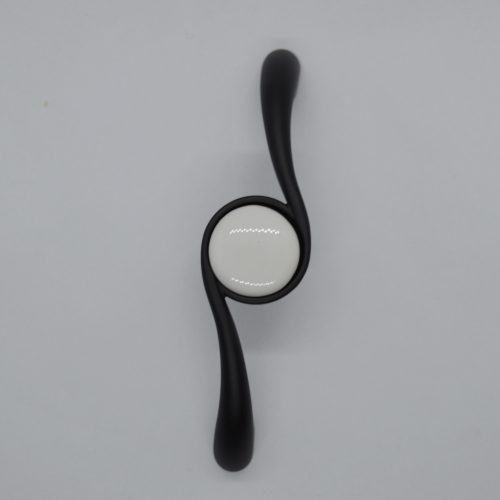 Mattschwarz - weiß mit Porzellanzubehör, Bohrung 96 mm, Metall-Porzellan-Möbelgriff