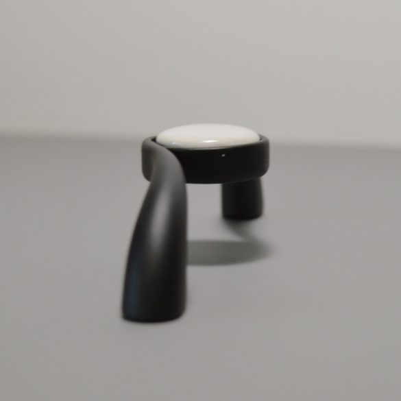 Matt fekete - fehér porcelán kiegészítővel, 96 mm furattáv, fém-porcelán bútorfogantyú