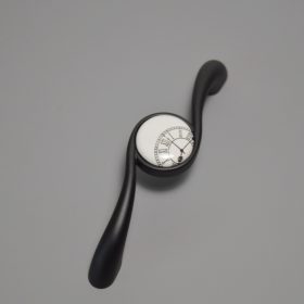   Matt fekete - fehér porcelán kiegészítővel, óra nyomattal, 96 mm furattáv, fém-porcelán bútorfogantyú