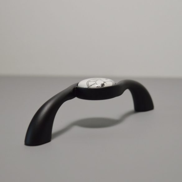 Matt fekete - fehér porcelán kiegészítővel, óra nyomattal, 96 mm furattáv, fém-porcelán bútorfogantyú