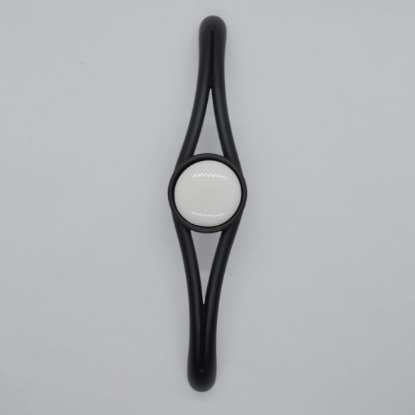 Matt fekete - fehér porcelán kiegészítővel, 128 mm furattáv, fém-porcelán bútorfogantyú