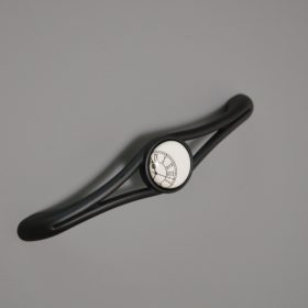   Matt fekete - fehér porcelán kiegészítővel, óra nyomattal, 128 mm furattáv, fém-porcelán bútorfogantyú