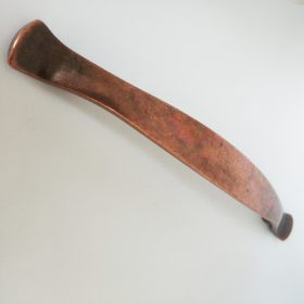   Fém bútorfogantyú, fényes réz színű, antik patina hatással, 128 mm furattávval