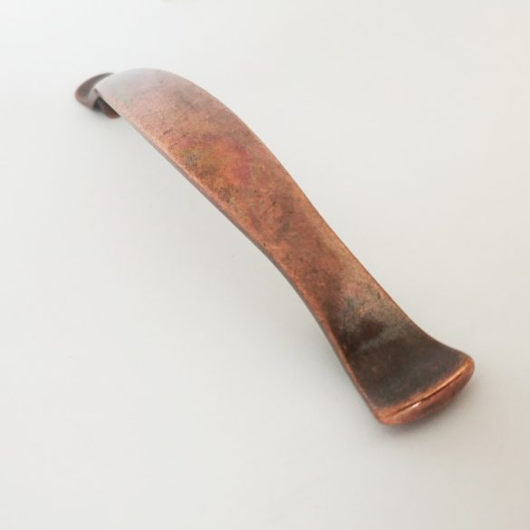 Fém bútorfogantyú, fényes réz színű, antik patina hatással, 128 mm furattávval