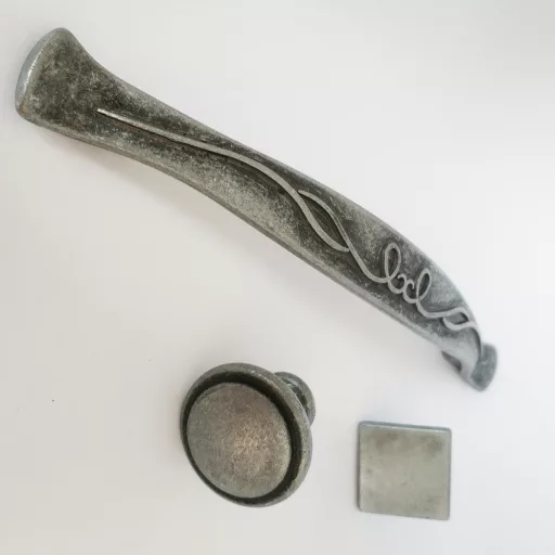 Möbelgriff aus Metall, Antikes Schwarz