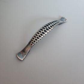   Fém bútorfogantyú, antik fekete színű, 96 mm furattávval (patina nikkel)
