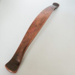   Fém bútorfogantyú, fényes réz színű, antik patina hatású, 96 mm furattávval