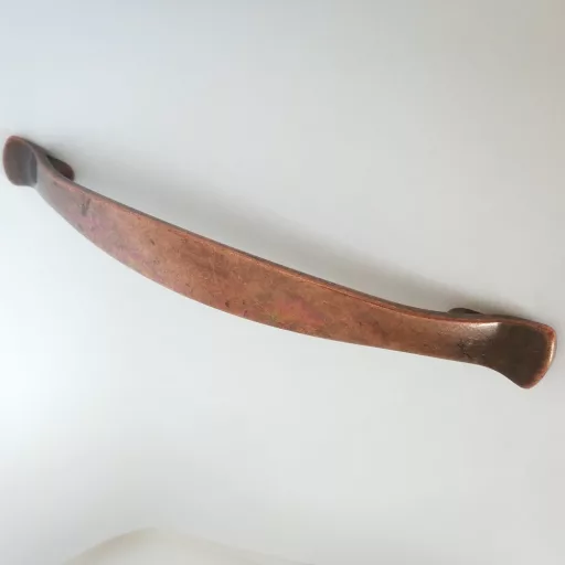 Möbelgriff aus Metall, Messing, antik patiniert, Bohrung 96 mm