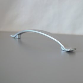   Fém bútorfogantyú, gyöngyházfényű króm, 96 mm furattávval