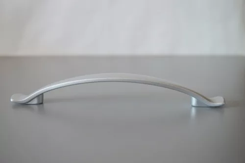 Metall-Möbelgriff, perlmuttverchromt, 96 mm BA