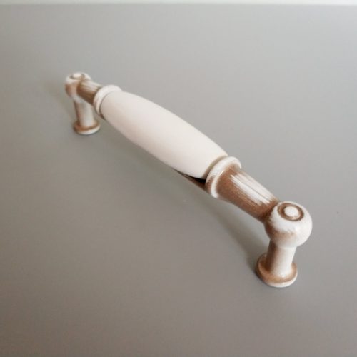 Porcelán-fém fogantyú, festett barna antikolt fém - bézs porcelán színű, 96 mm furattávval