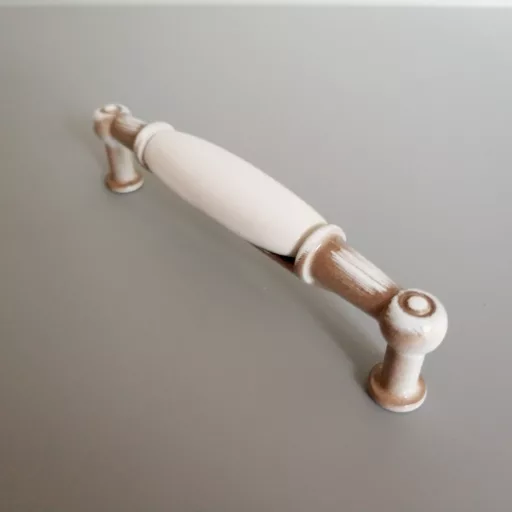 Metallgriff aus Porzellan, antikisiertes Metall, braun lackiert - Farbe beige, Bohrung 96 mm