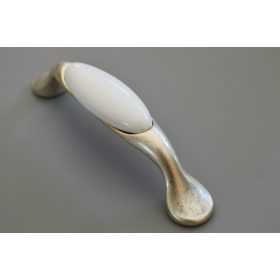   Porcelán-Fém BÚTORFOGANTYÚ, Óezüst színű fehér porcelán résszel,  96 mm furattáv