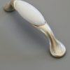 Porcelán-Fém BÚTORFOGANTYÚ, Óezüst színű fehér porcelán résszel,  96 mm furattáv