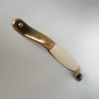   Porcelán bútorfogantyú, bronz - törtfehér porcelán résszel, 128 mm furattávval