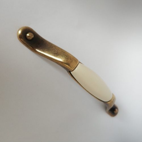 Porcelán bútorfogantyú, bronz - törtfehér porcelán résszel, 128 mm furattávval